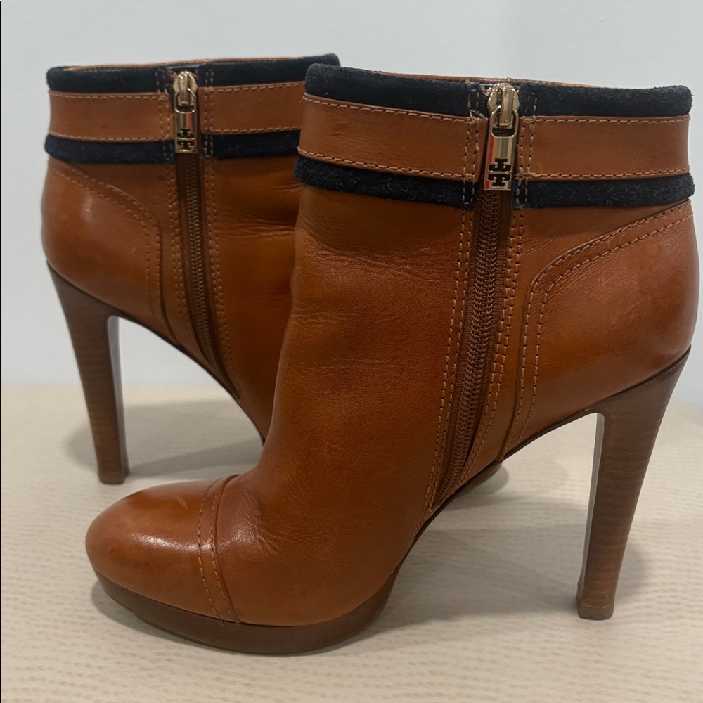 Tory Burch Tan Ankle Boots with Gold Buckle - Picture 4 of 16